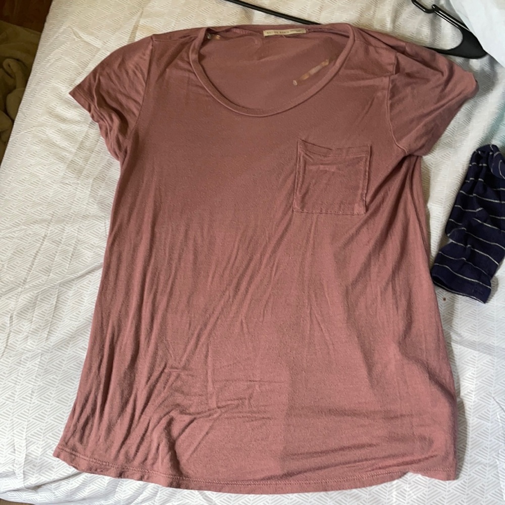 Lightweight pink tshirt with pocket